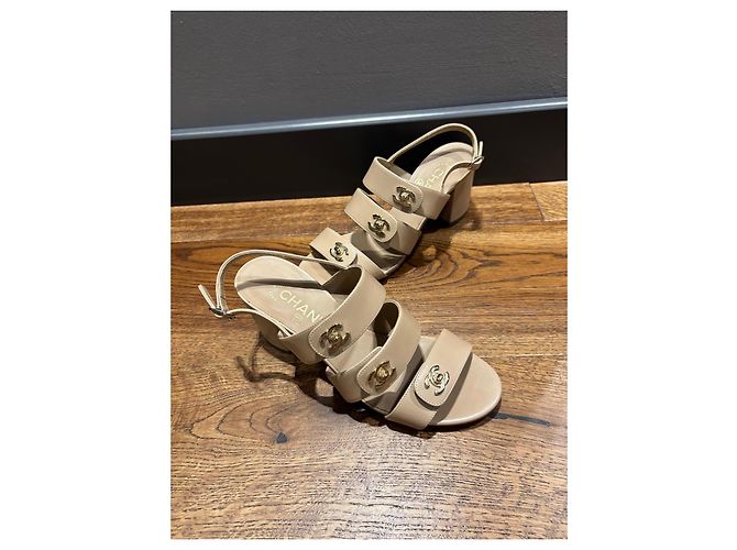 Sandali Chanel CC Turnlock in pelle beige - vista 12