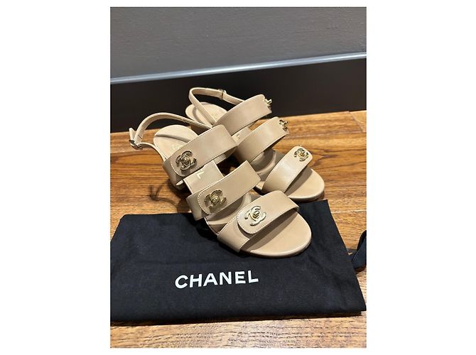 Sandali Chanel CC Turnlock in pelle beige - vista 13