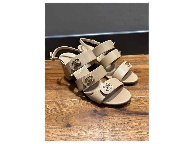 Sandali Chanel CC Turnlock in pelle beige - vista 2