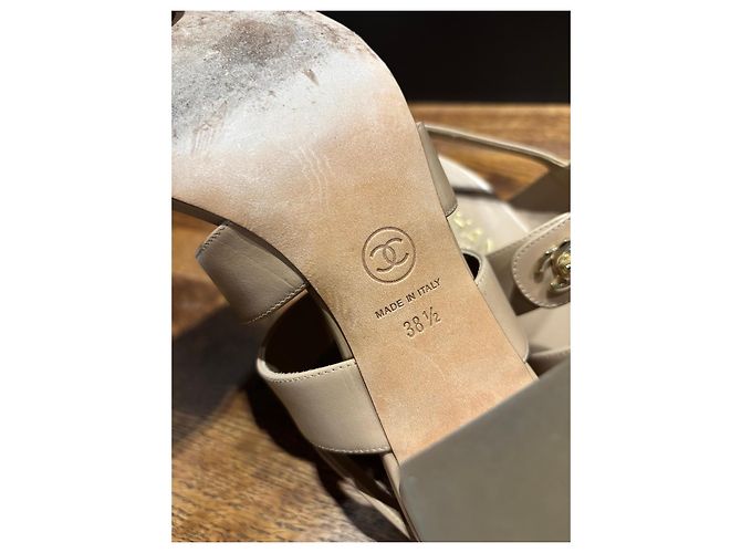 Sandali Chanel CC Turnlock in pelle beige - vista 3