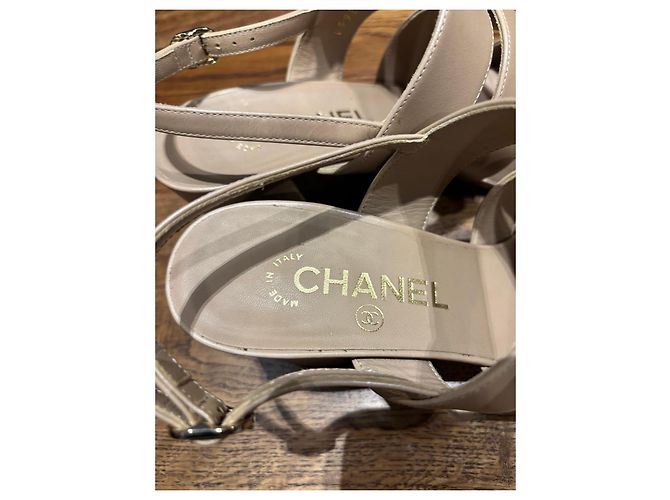 Sandali Chanel CC Turnlock in pelle beige - vista 5