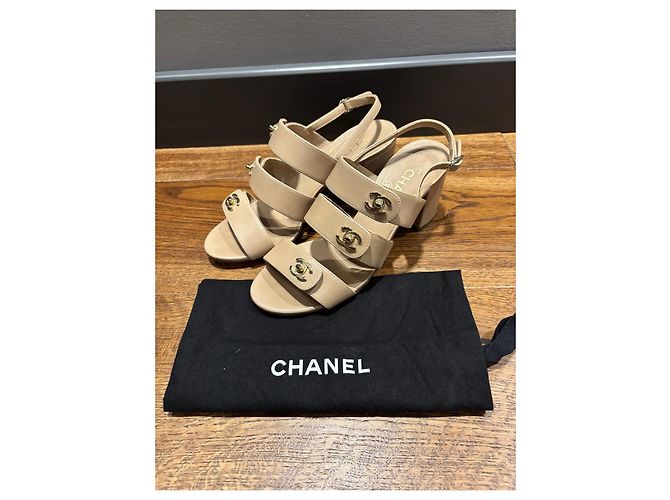 Sandali Chanel CC Turnlock in pelle beige - vista 6