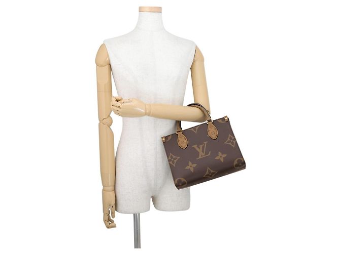Borsa Louis Vuitton Monogram Reverse Giant OnTheGo PM - vista 4