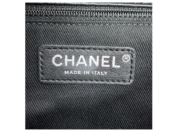 Borsa a tracolla Chanel Matelassé con catena - vista 17