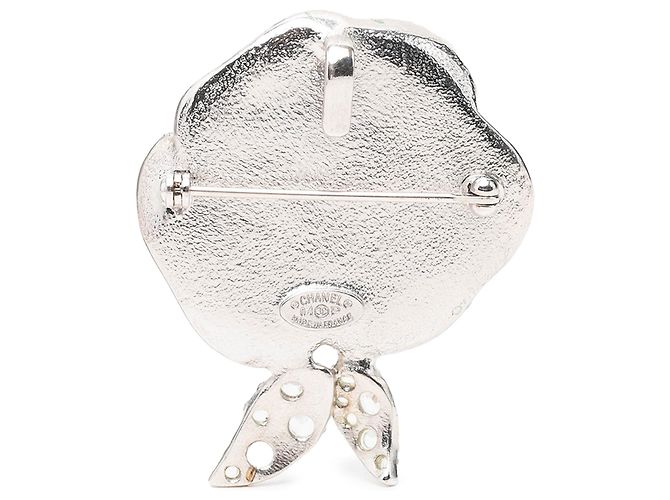 Spilla Chanel CC in ottone smaltato argento con strass e camelia - vista 2