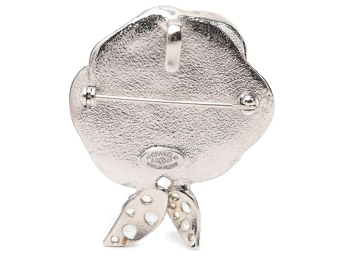 Spilla Chanel CC in ottone smaltato argento con strass e camelia - vista 3