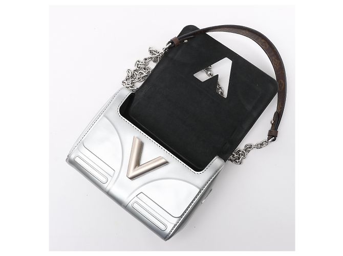 Borsa a tracolla Louis Vuitton Twist PM Spaces Collection in Argento - vista 11
