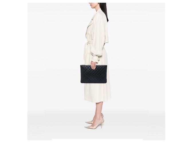 Clutch Chanel Large Quilted Lambskin O Case Nera - vista 5