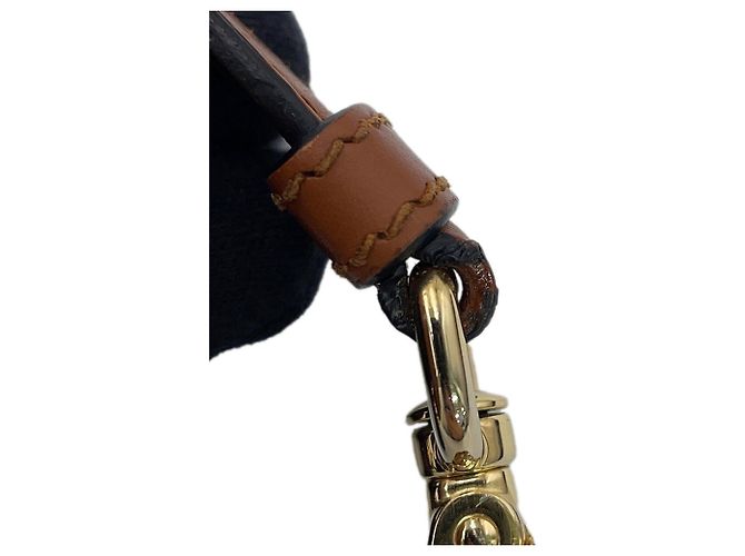 Prada Kleine Leder-Schultertasche - Ansicht 14