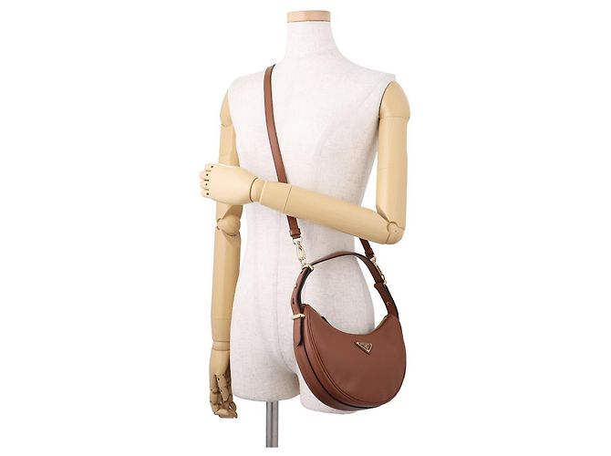 Prada Kleine Leder-Schultertasche - Ansicht 4
