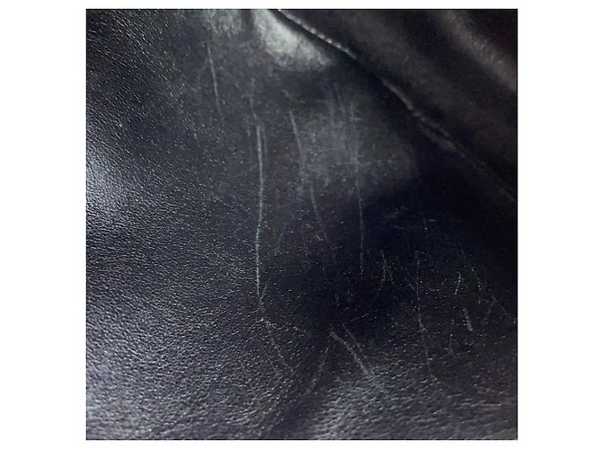 Prada Kleine Leder-Schultertasche - Ansicht 9