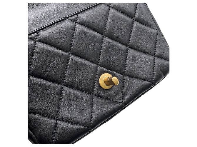 Borsa a tracolla con catena Chanel in pelle d'agnello nera - vista 9