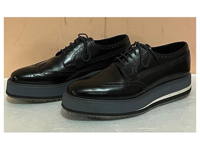 Scarpe stringate Prada in pelle nera - vista 3