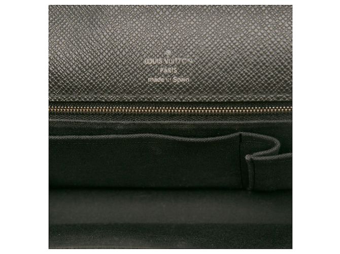 Clutch Louis Vuitton Black Taiga Belaia - vista 4