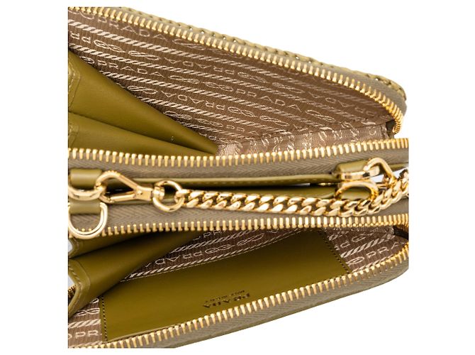Pouch Prada Triangle Mini in crochet di rafia verde con logo ricamato - vista 4