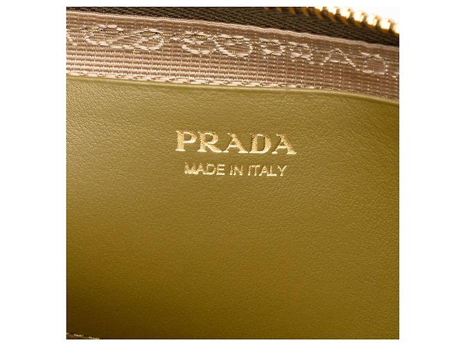 Pouch Prada Triangle Mini in crochet di rafia verde con logo ricamato - vista 5