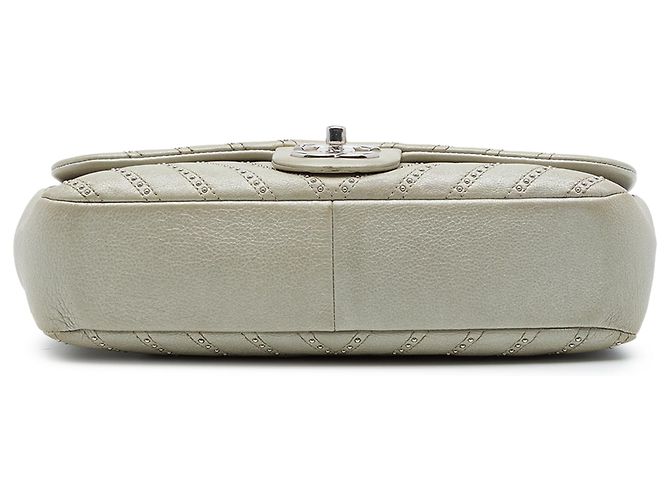 Chanel Silver Medium Chevron Calfskin Stud Wars Flap - vista 3