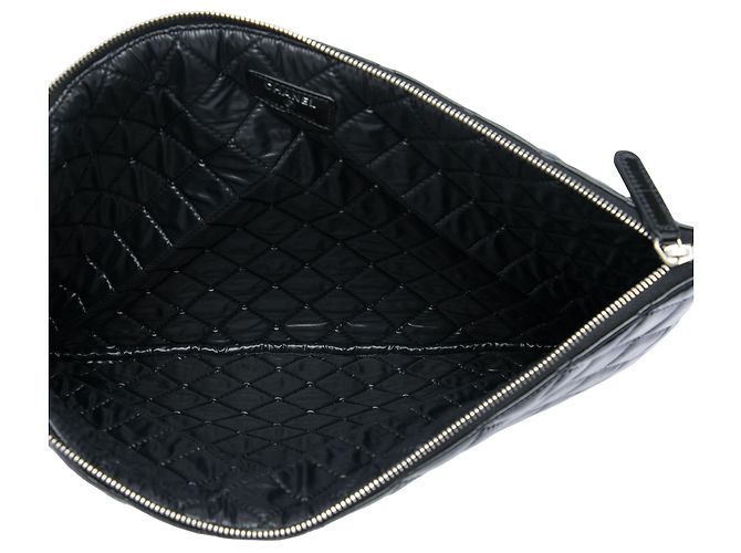 Clutch Chanel Black Large Quilted Patent O Case - vista 4