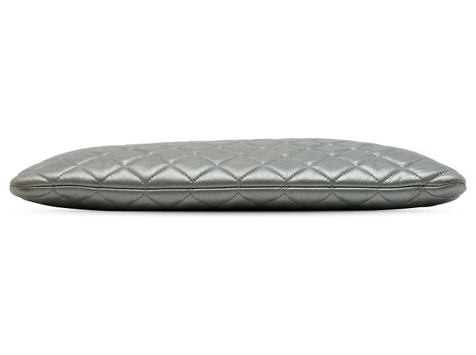 Clutch Chanel Silver Large Quilted Metallic Lambskin O Case - vista 3