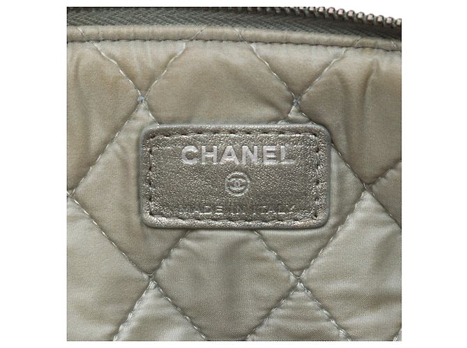 Clutch Chanel Silver Large Quilted Metallic Lambskin O Case - vista 5