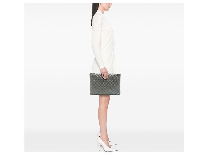 Clutch Chanel Silver Large Quilted Metallic Lambskin O Case - vista 6