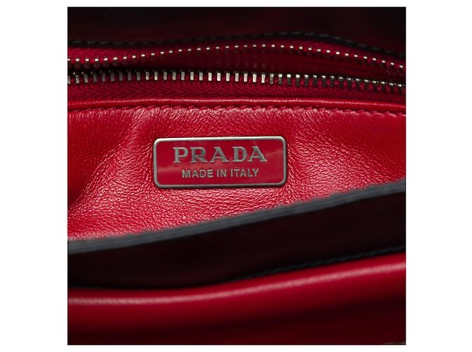 Borsa a tracolla Prada in vitello morbido nero con occhielli, chiusura a patta e catena - vista 5