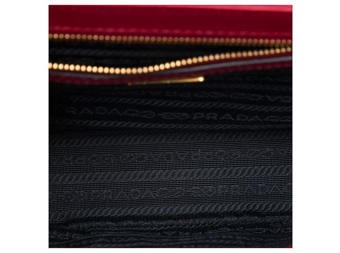 Prada Red Saffiano Lux Embleme Crossbody - vista 4