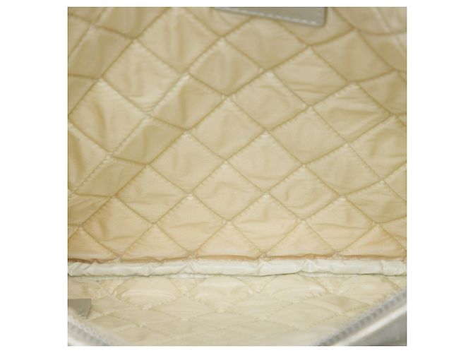 Pouch Chanel Silver Medium Metallic Lambskin Star Embossed O Case - vista 4