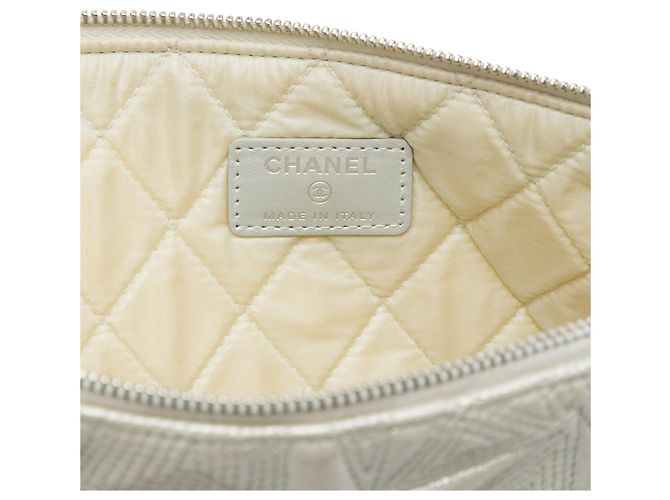 Pouch Chanel Silver Medium Metallic Lambskin Star Embossed O Case - vista 5