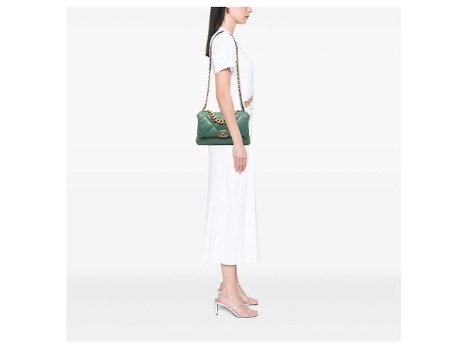 Chanel 19 Flap Large in pelle d'agnello verde - vista 5