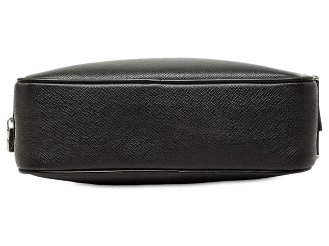 Louis Vuitton Black Taiga Pochette Kaluga - vista 3