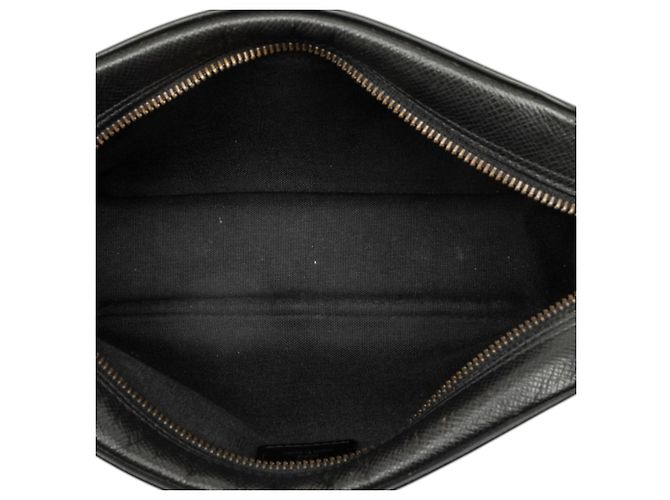 Louis Vuitton Black Taiga Pochette Kaluga - vista 4