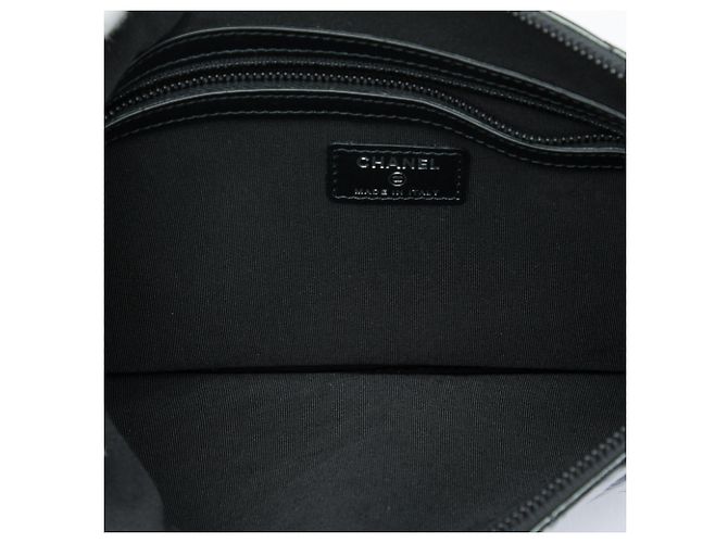 Chanel Black Medium Chevron Crinkled Patent O Case Clutch - vista 4