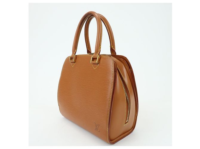 Louis Vuitton Pont Neuf Epi Leather PM - vista 3