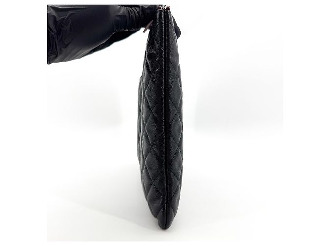 Clutch Chanel O Case Quilted Caviar Large - vista 3