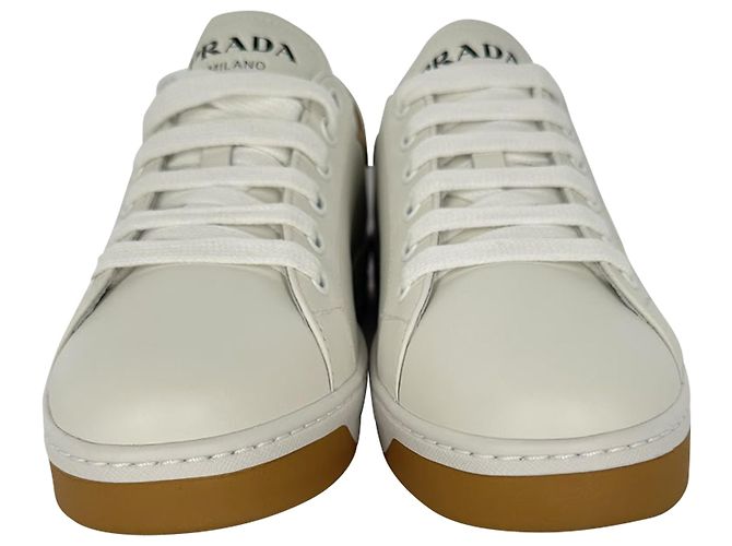 Sneakers basse Prada Logo in pelle bianca - vista 2