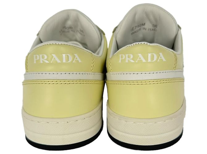 Sneakers basse Prada Downtown in pelle gialla e bianca - vista 10