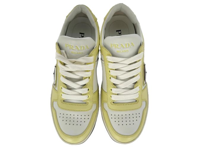 Sneakers basse Prada Downtown in pelle gialla e bianca - vista 11