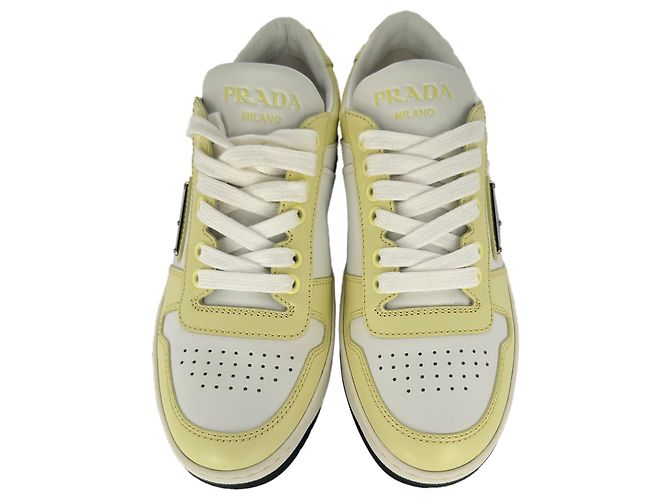 Sneakers basse Prada Downtown in pelle gialla e bianca - vista 12