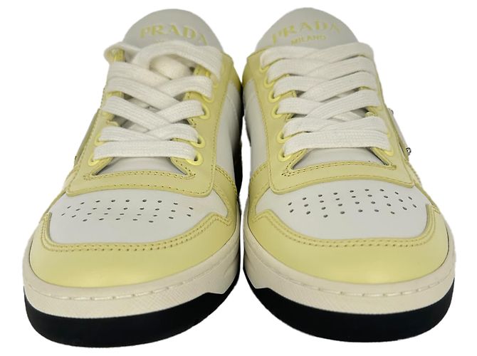 Sneakers basse Prada Downtown in pelle gialla e bianca - vista 14