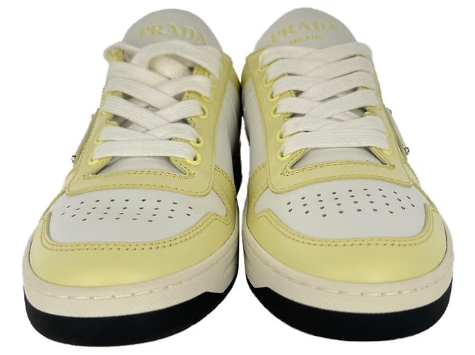 Sneakers basse Prada Downtown in pelle gialla e bianca - vista 2