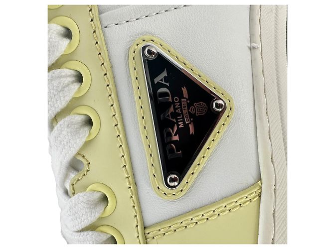 Sneakers basse Prada Downtown in pelle gialla e bianca - vista 7