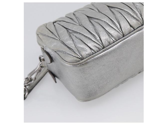 Miu Miu Matelasse Shoulder Bag Leather Silver - vista 18