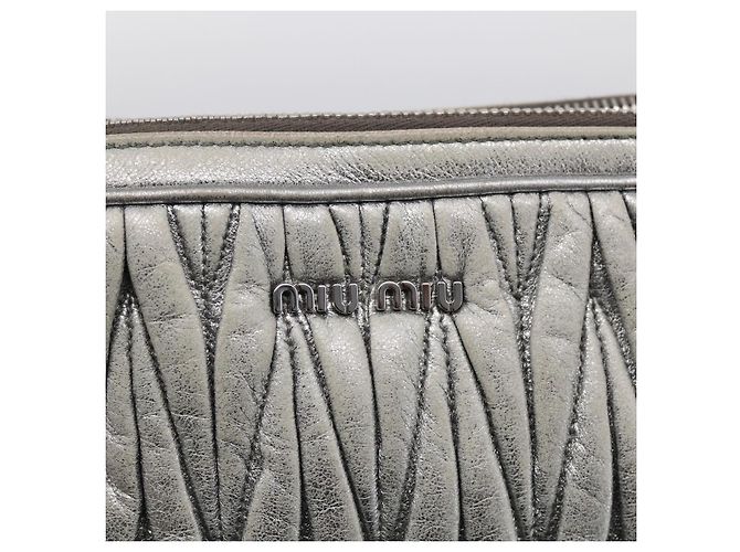 Miu Miu Matelasse Shoulder Bag Leather Silver - vista 19