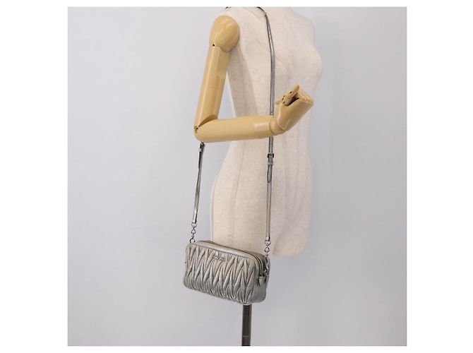 Miu Miu Matelasse Shoulder Bag Leather Silver - vista 25