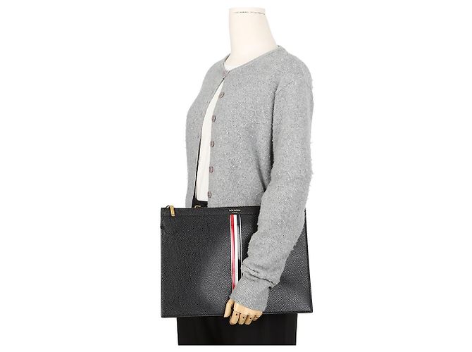 Thom Browne Clutch Medium Three Stripes in pelle martellata Nero - vista 11