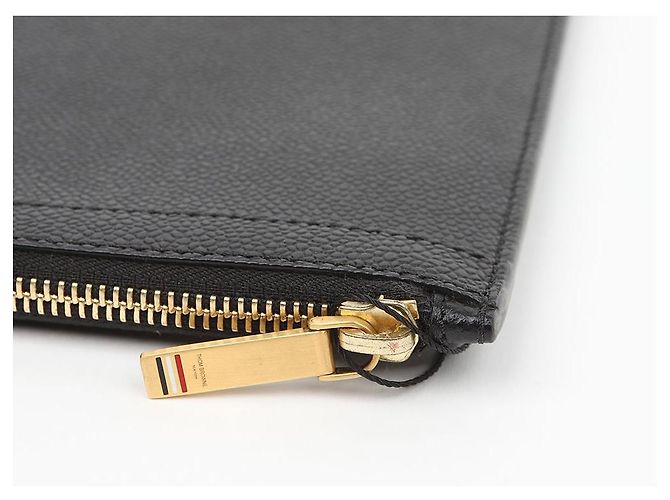 Thom Browne Clutch Medium Three Stripes in pelle martellata Nero - vista 7