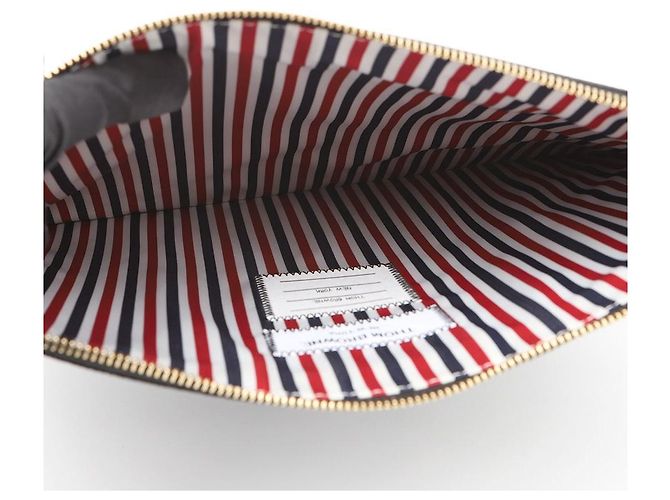 Thom Browne Clutch Medium Three Stripes in pelle martellata Nero - vista 9