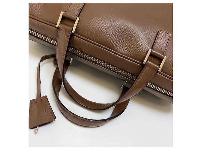 Prada Mallette en cuir Saffiano Marron - vue 8
