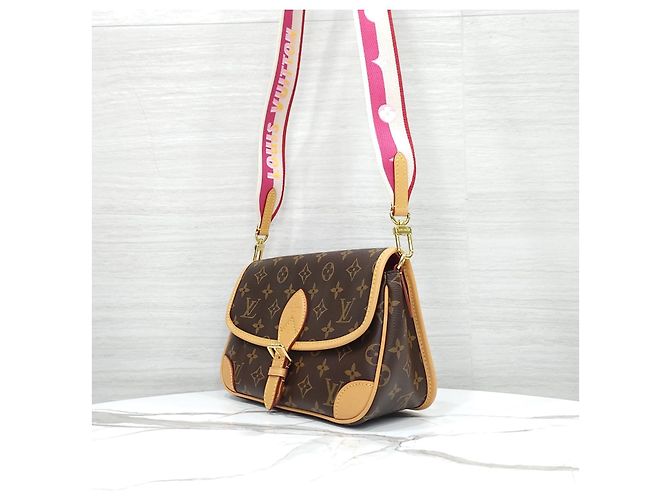 Louis Vuitton Borsa a tracolla Diane Monogram Canvas Fuchsia - vista 12